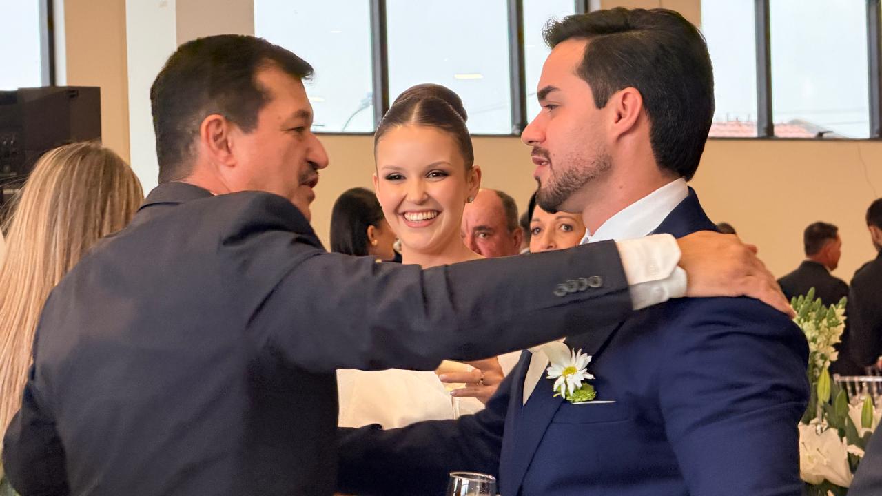 Família reunida celebrando junto aos noivos