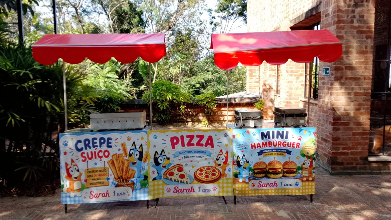 Barracas de crepe suíço, pizza e mini hambúrguer na festa infantil