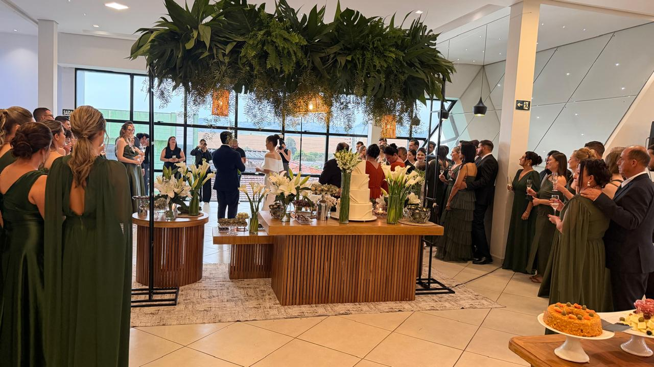Buffet montado com pratos quentes e acompanhamentos